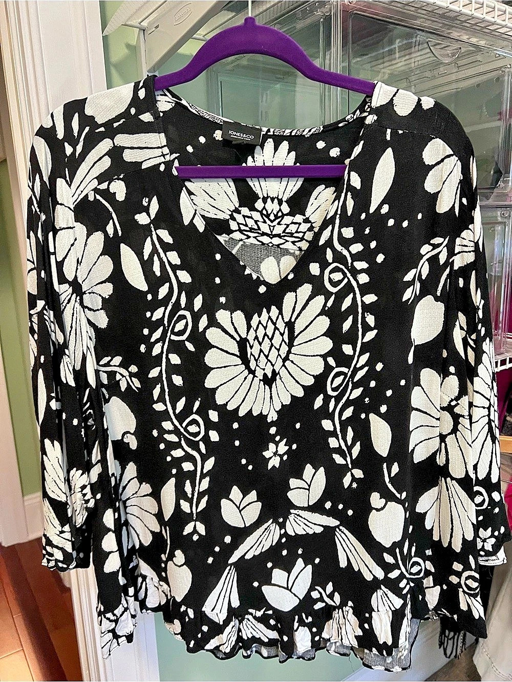 Jones New York Floral V-Neck Blouse in Black & White Size 1X
